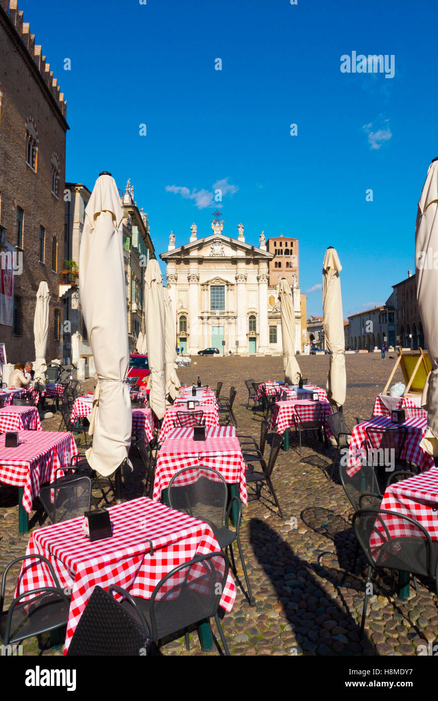 Alfresco restaurant terrace hi-res stock photography and images - Alamy