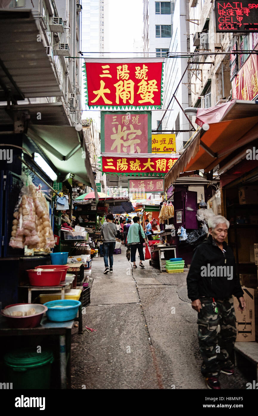 View up Graham Street Wet Market, Central, Hong Kong - a quintessential Hong Kong market Stock Photo