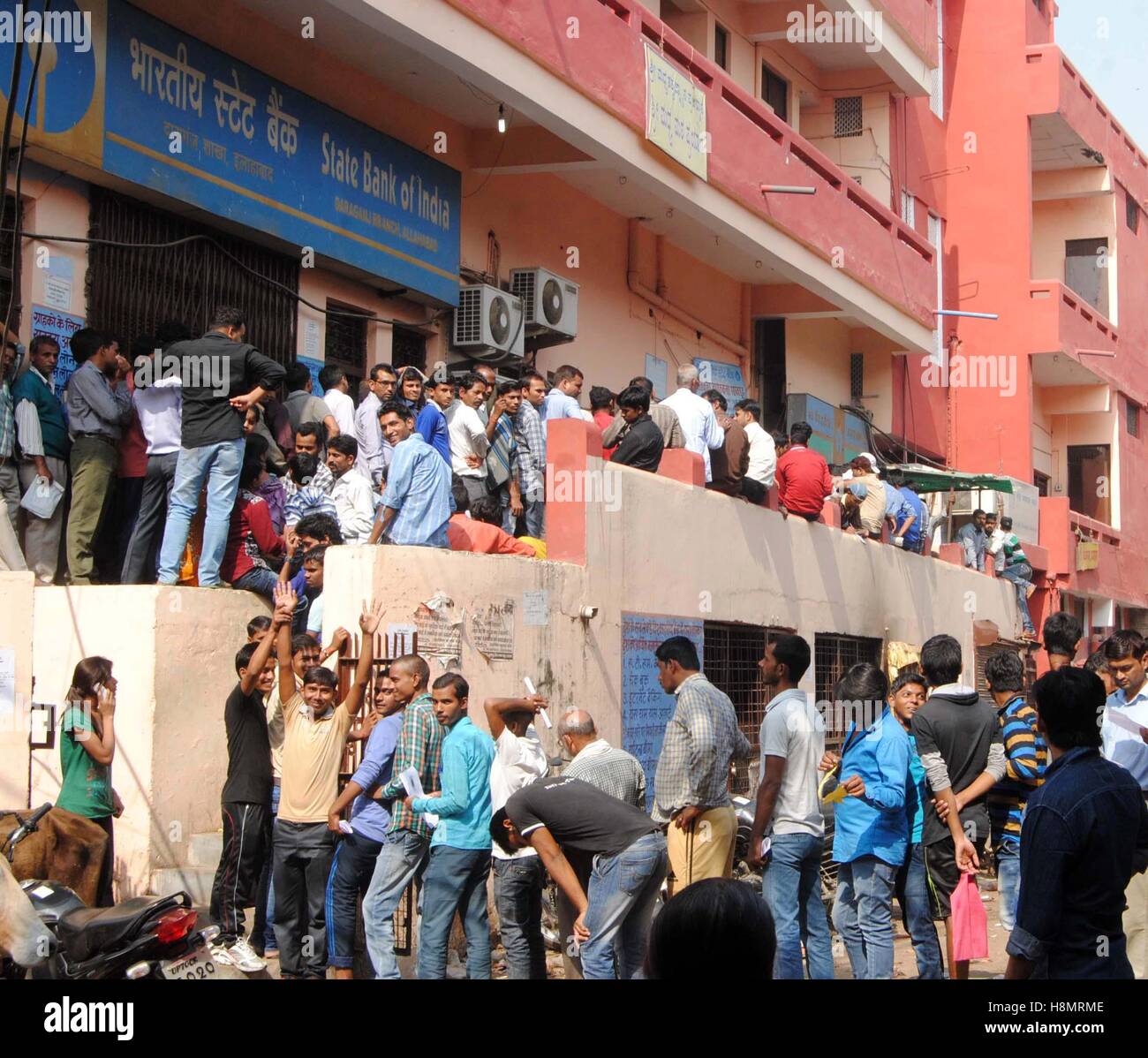 India currency notes queue hi-res stock photography and images - Alamy