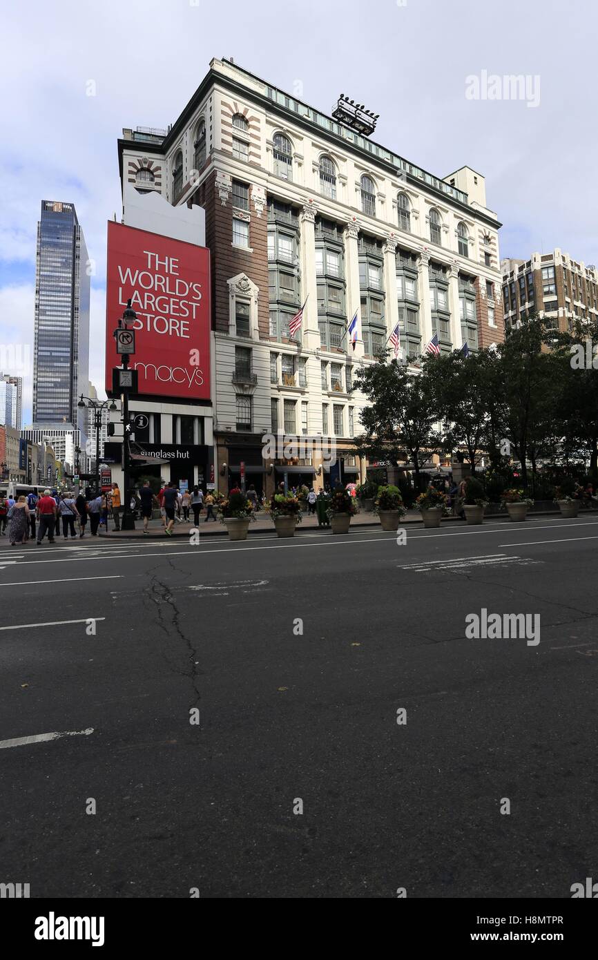 The main building of Macy's in New York has 198,500 sqm, 10 floors and