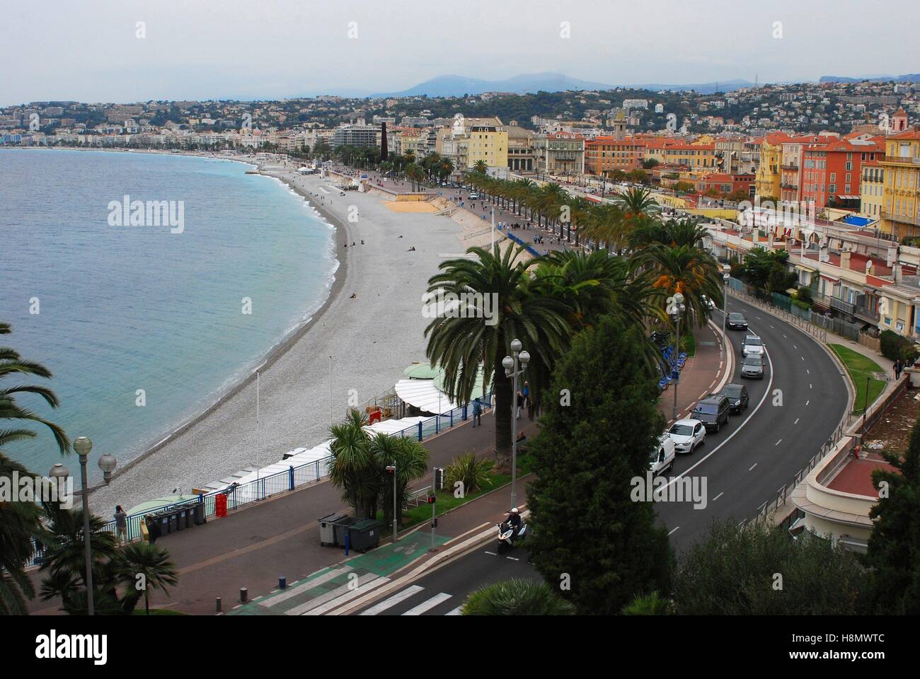 Côte d'Azur. Nice. In the foreground Quai Rauba capeu and the beach Castel Plage. In front of the old district the Quai des Etat Unis. In the middle and the background the new part of the city with the Promenade des Anglais. Left: the bay of angels (Baie | usage worldwide Stock Photo