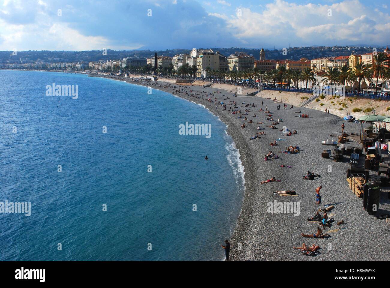 Côte d'Azur. Nice. Gravelled beach (Part Castel Plage and Opera Plage) in front of the Quai des Etat Unis and the old disatrict of Nice. In the background the new part of the city and the Promenade des Anglais. As well in october, the temperatures at 23 d | usage worldwide Stock Photo