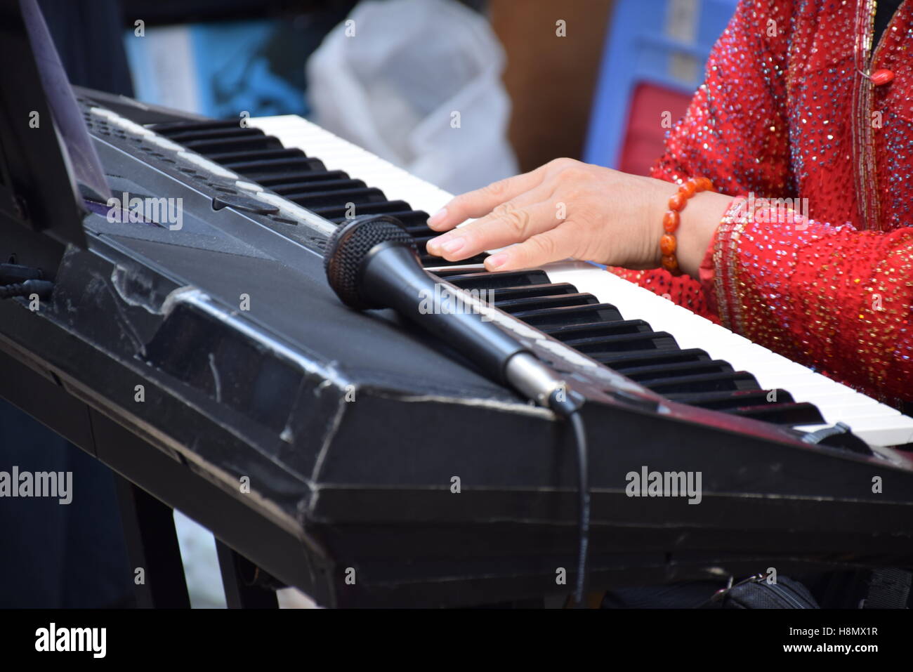 Keyboard piano microphone hi-res stock photography and images - Alamy