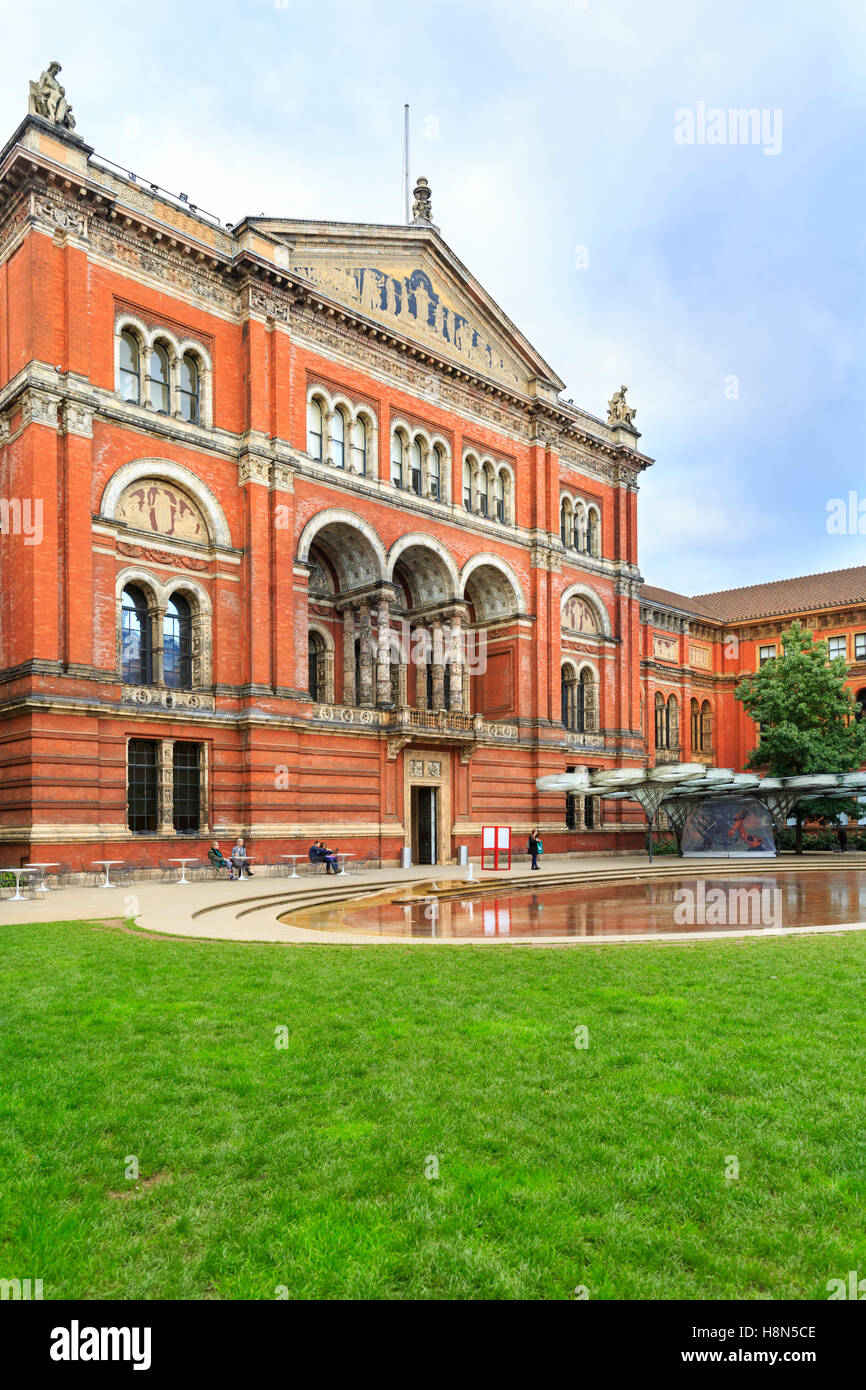 Victoria and Albert Museum exterior, North facade and The John Madejski Garden, London, UK Stock Photo