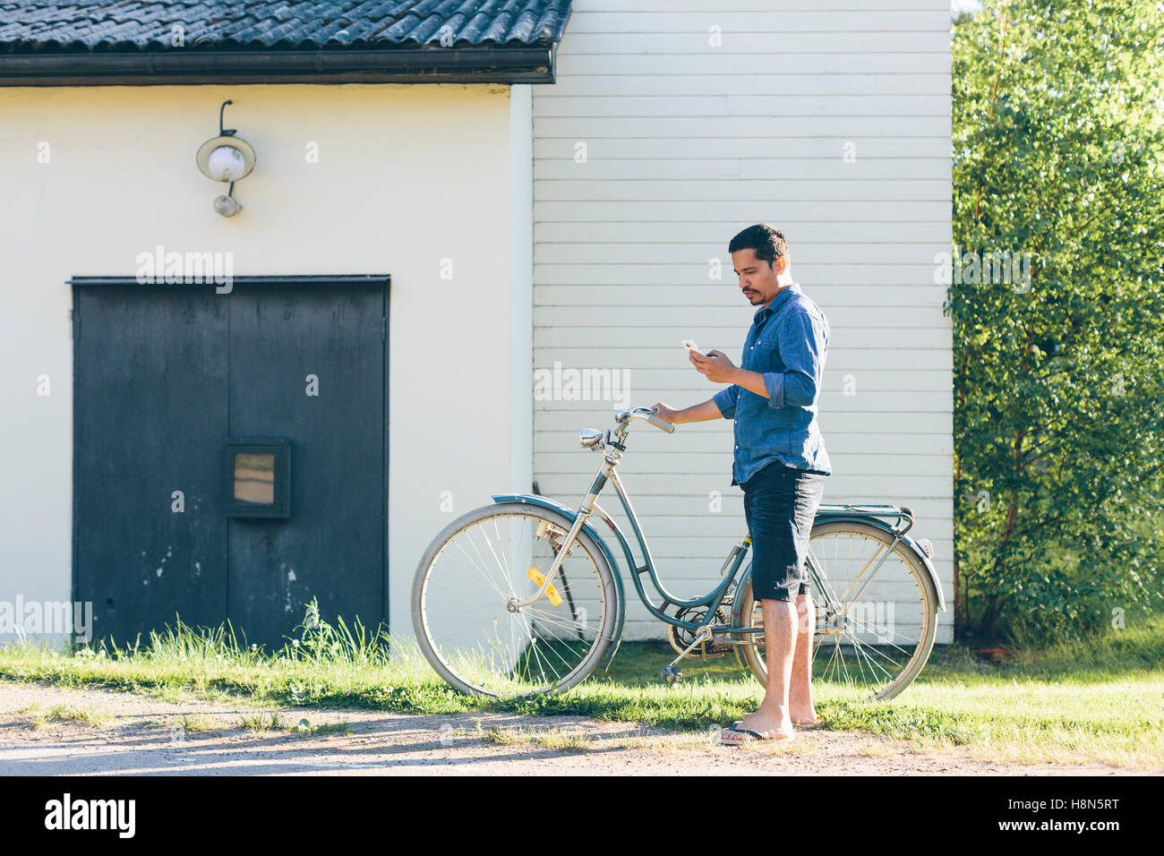 House with bicycle hi-res stock photography and images - Alamy