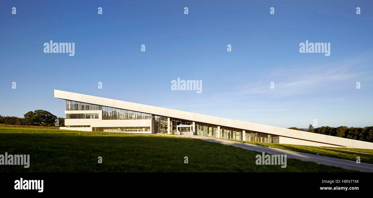 Side elevation towards main entrance with wedge-like shape of building. Moesgaard Museum, Aarhus, Denmark. Architect: Henning Larsen, 2015. Stock Photo