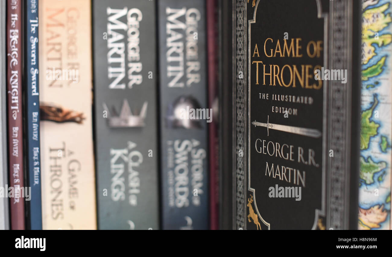 A Game of Thrones: The Illustrated Edition by George R. R. Martin:  9780553808049 | : Books