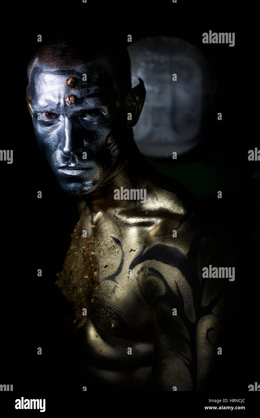 Gold body paint hi-res stock photography and images - Alamy