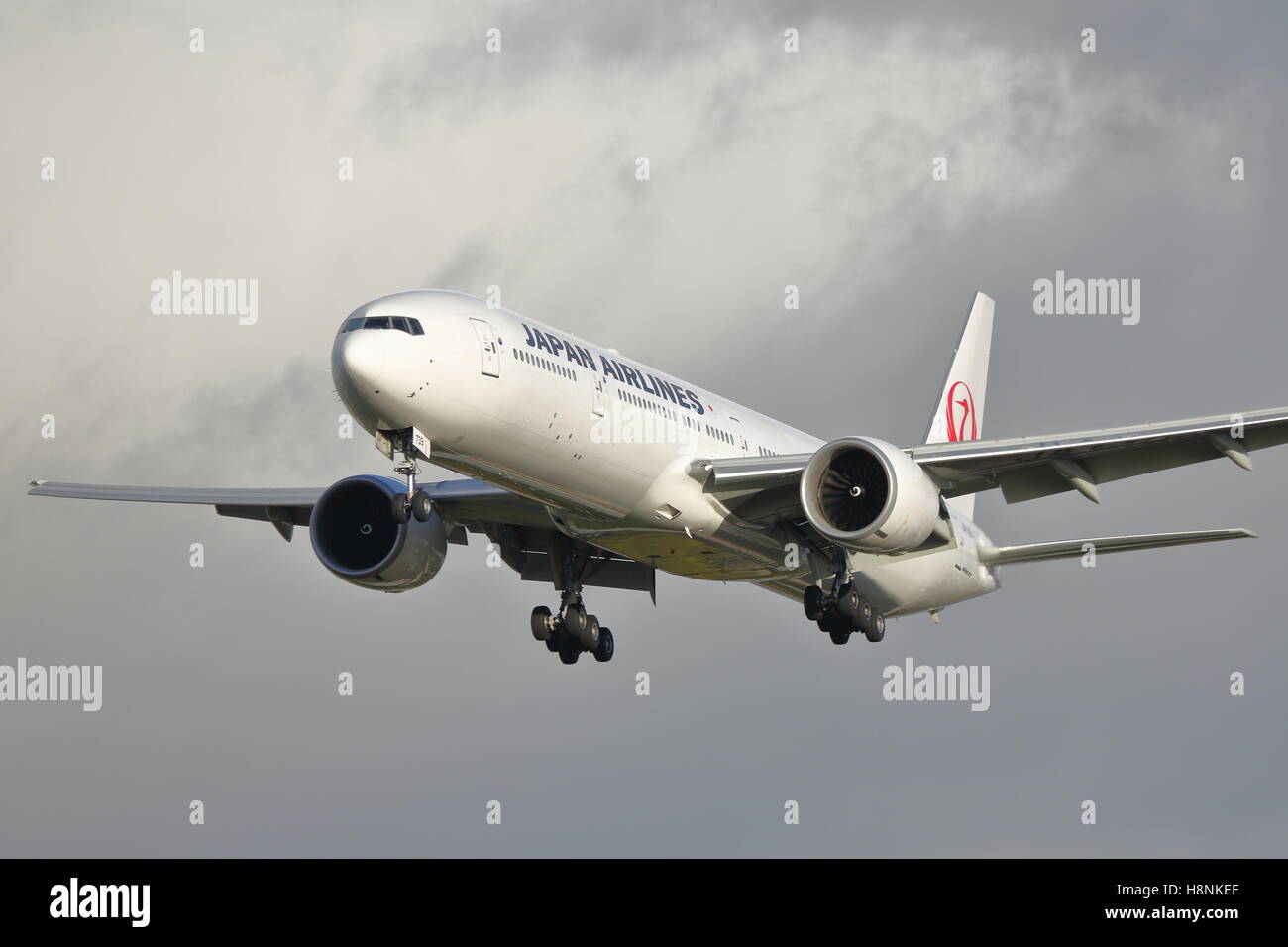 Boeing 777 300 jal hi-res stock photography and images - Alamy