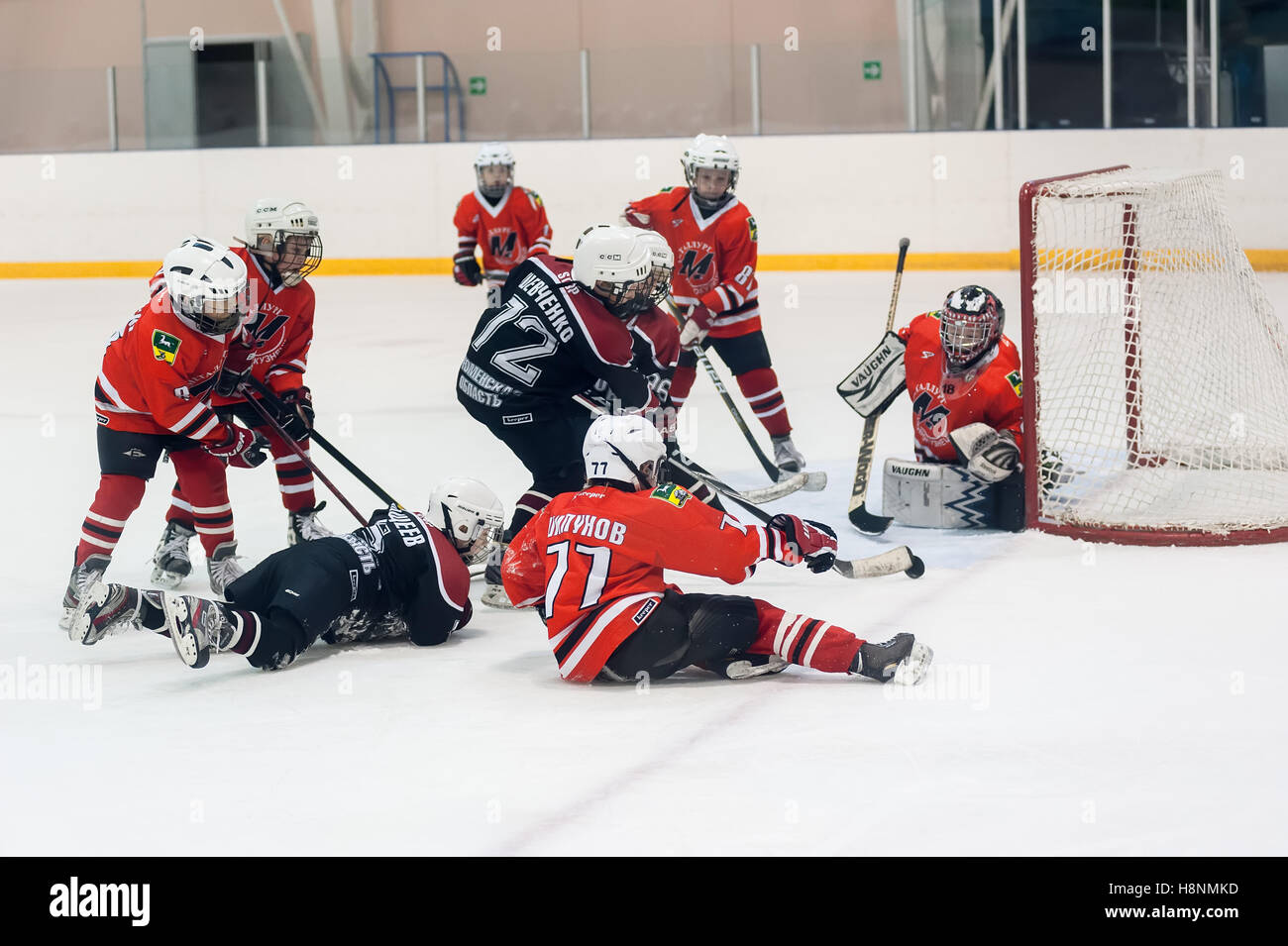 Game near gate. Children icehockey Stock Photo Alamy