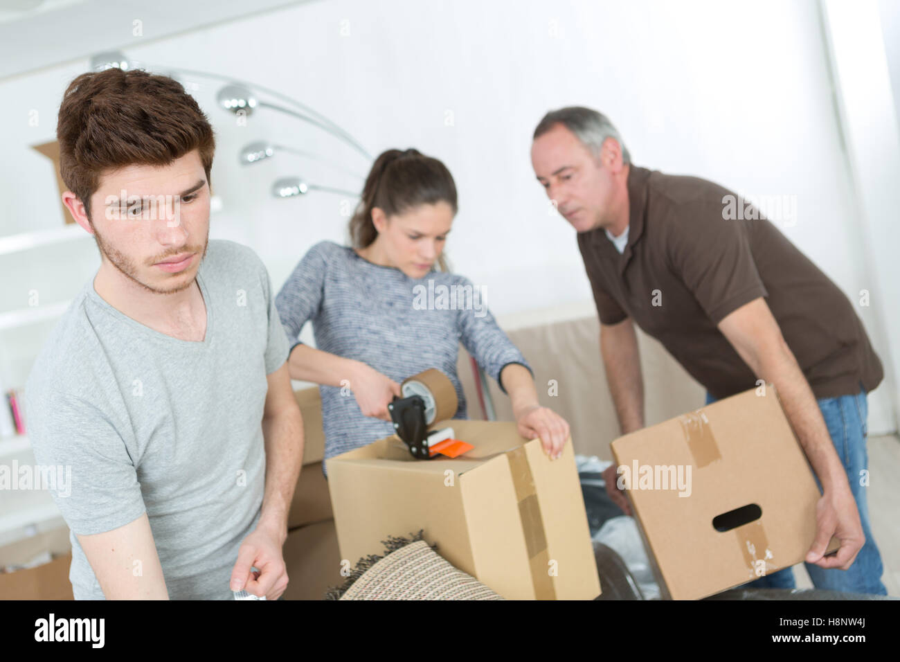 Moving to a new home family kid hi-res stock photography and images - Alamy