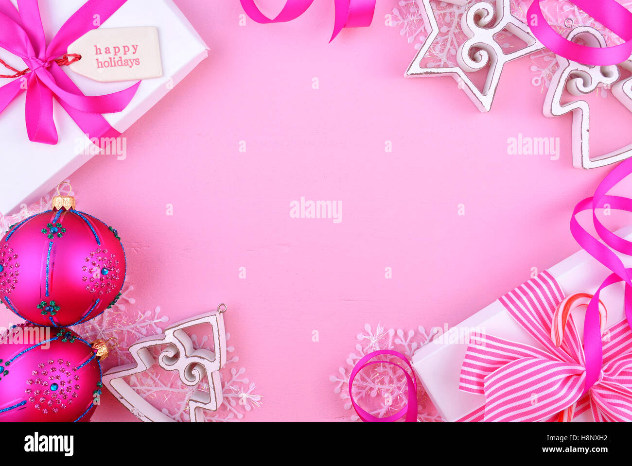 Đừng bỏ lỡ cơ hội để sở hữu những tấm hình màu hồng đẹp và độc đáo với hình nền Pink Christmas background stock photography. Với chất lượng hình ảnh tuyệt vời, bạn có thể sáng tạo ra những trang trí độc đáo cho lễ Giáng sinh của mình.