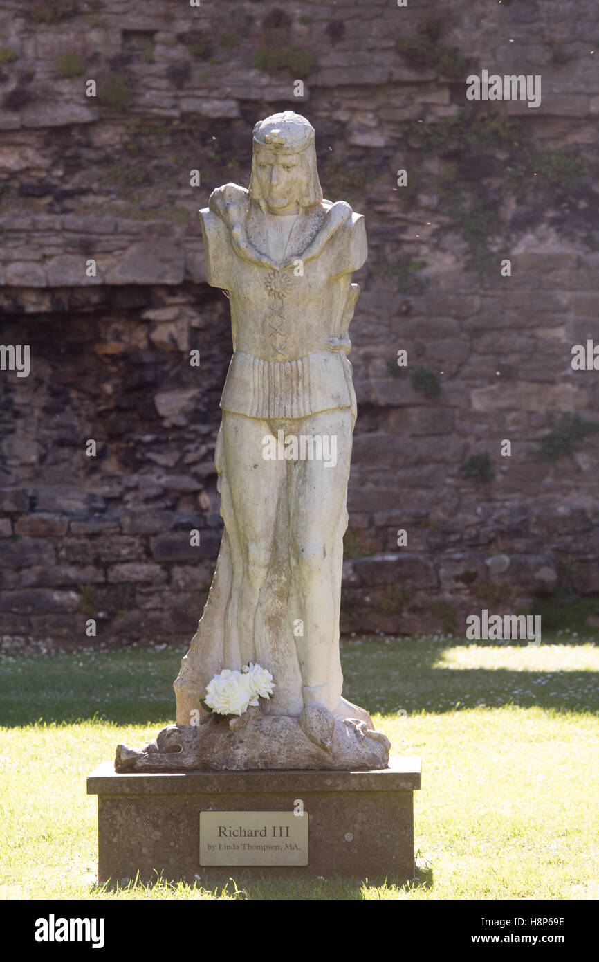 UK, England, Yorkshire, Wensleydale, Middleham - A sculpture of King Richard III on the grounds of Middleham castle on the outsk Stock Photo