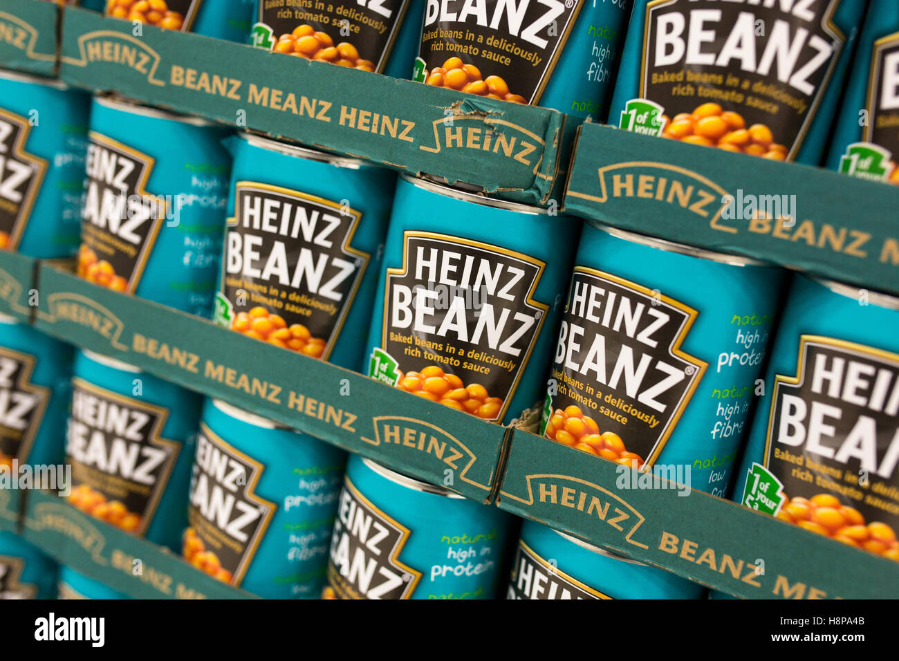 tins of Heinz baked beans on supermarket shelves Stock Photo