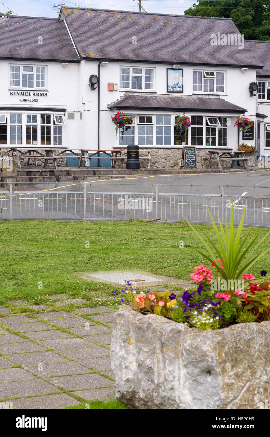 Kinmel Arms pub, a Robinsons Brewery, in Moelfre Bay, Moelfre, Anglesey, Wales Stock Photo