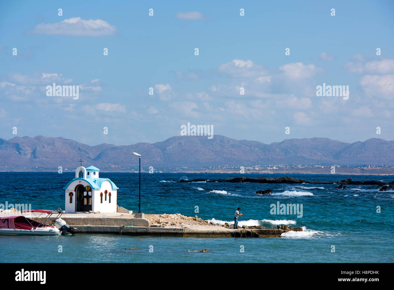 Griechenland, Kreta, Chania, Kato Galatas, Kapelle auf dem Bootsanleger Stock Photo