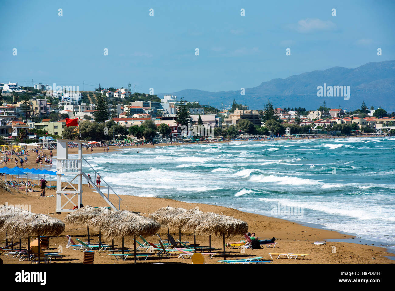 Griechenland, Kreta, Chania, Blick über den Strand von Kato Stalos nach Agia Marina Stock Photo