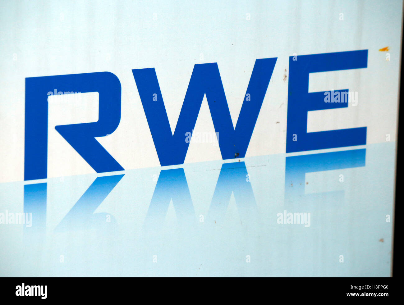 das Logo der Marke 'RWE', Berlin. Stock Photo