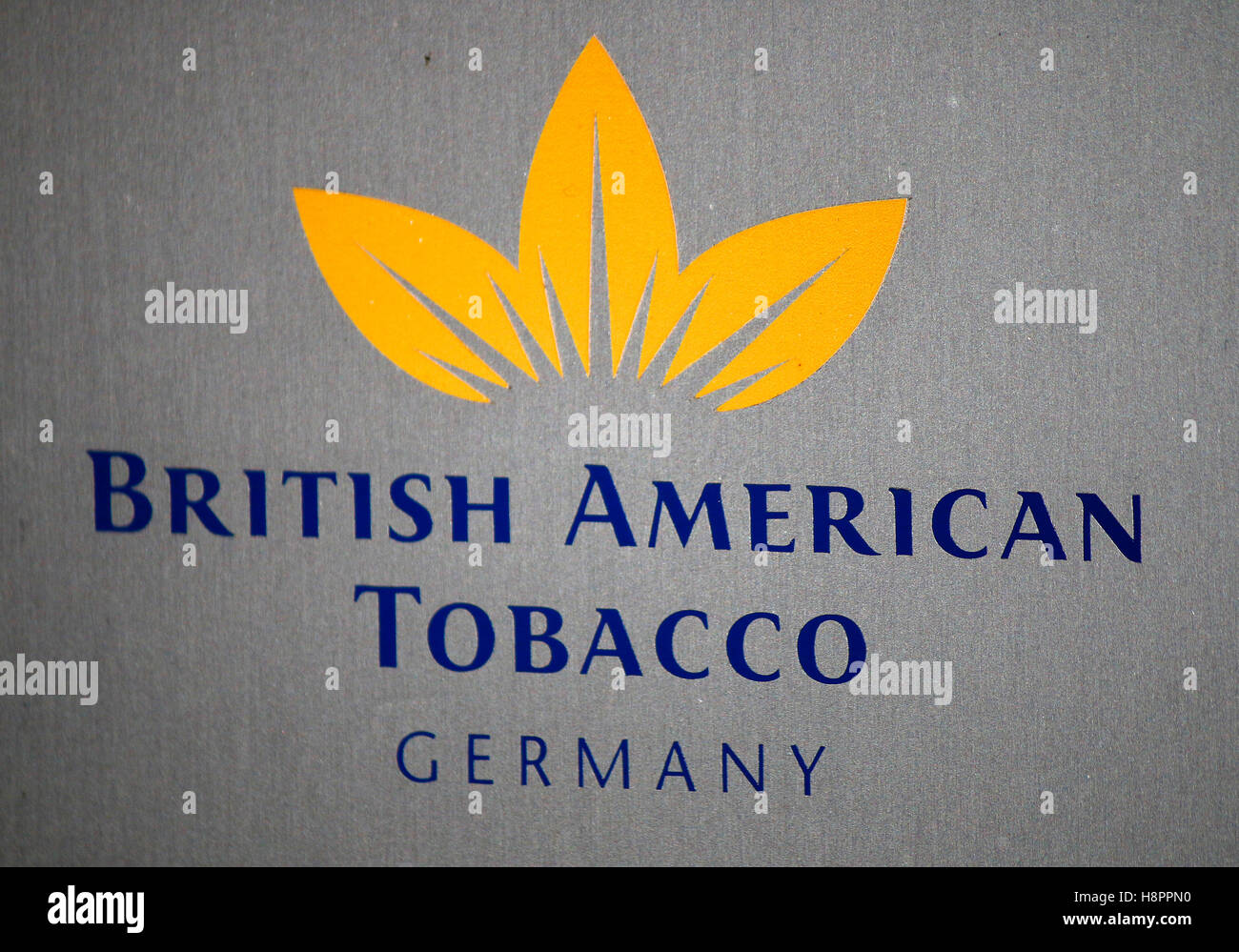 das Logo der Marke 'British American Tobacco', Berlin. Stock Photo