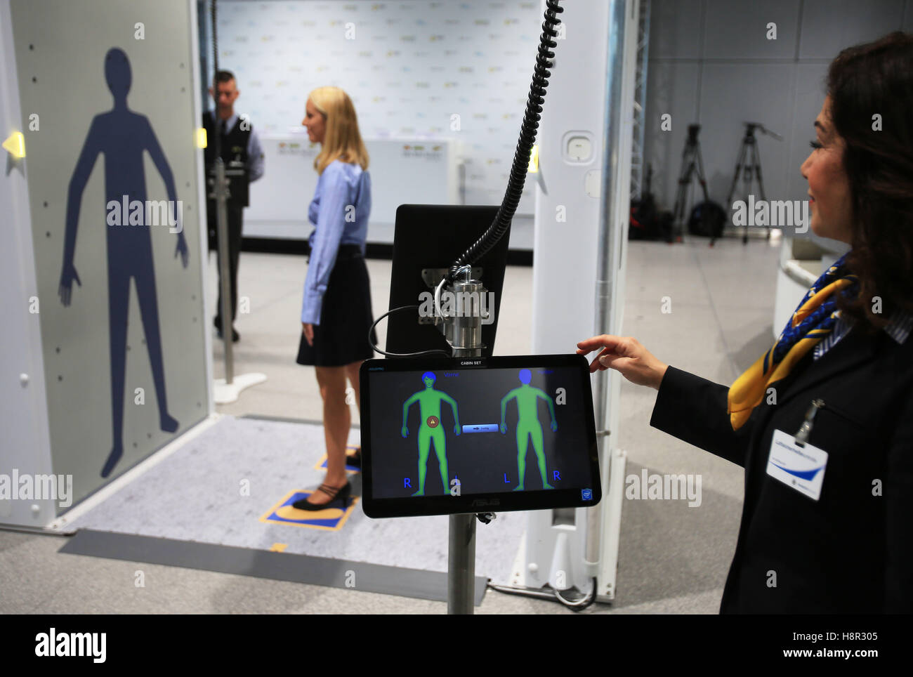 https://c8.alamy.com/comp/H8R305/cologne-germany-15th-nov-2016-the-images-of-a-full-body-scanner-can-H8R305.jpg