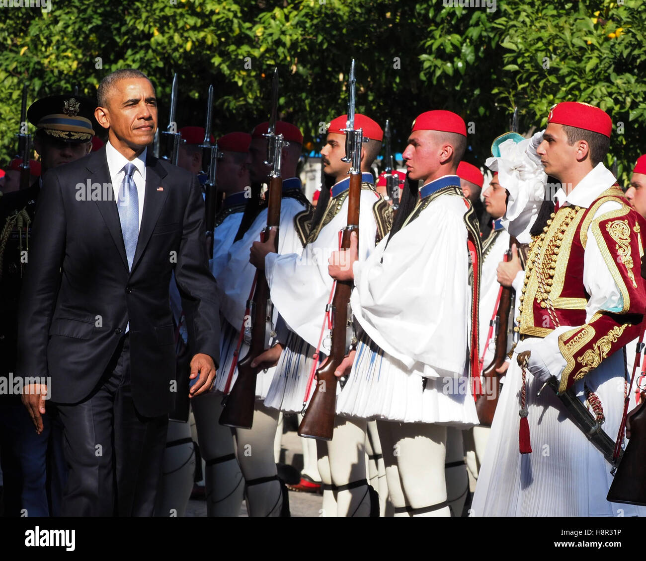 Athens, Greece,15th November 2016. US President Barack Obama reviews the Presidential Guard in Athens. Obama visits Athens for talks with the country's political leadership. Credit:  VASILIS VERVERIDIS/Alamy Live News Stock Photo
