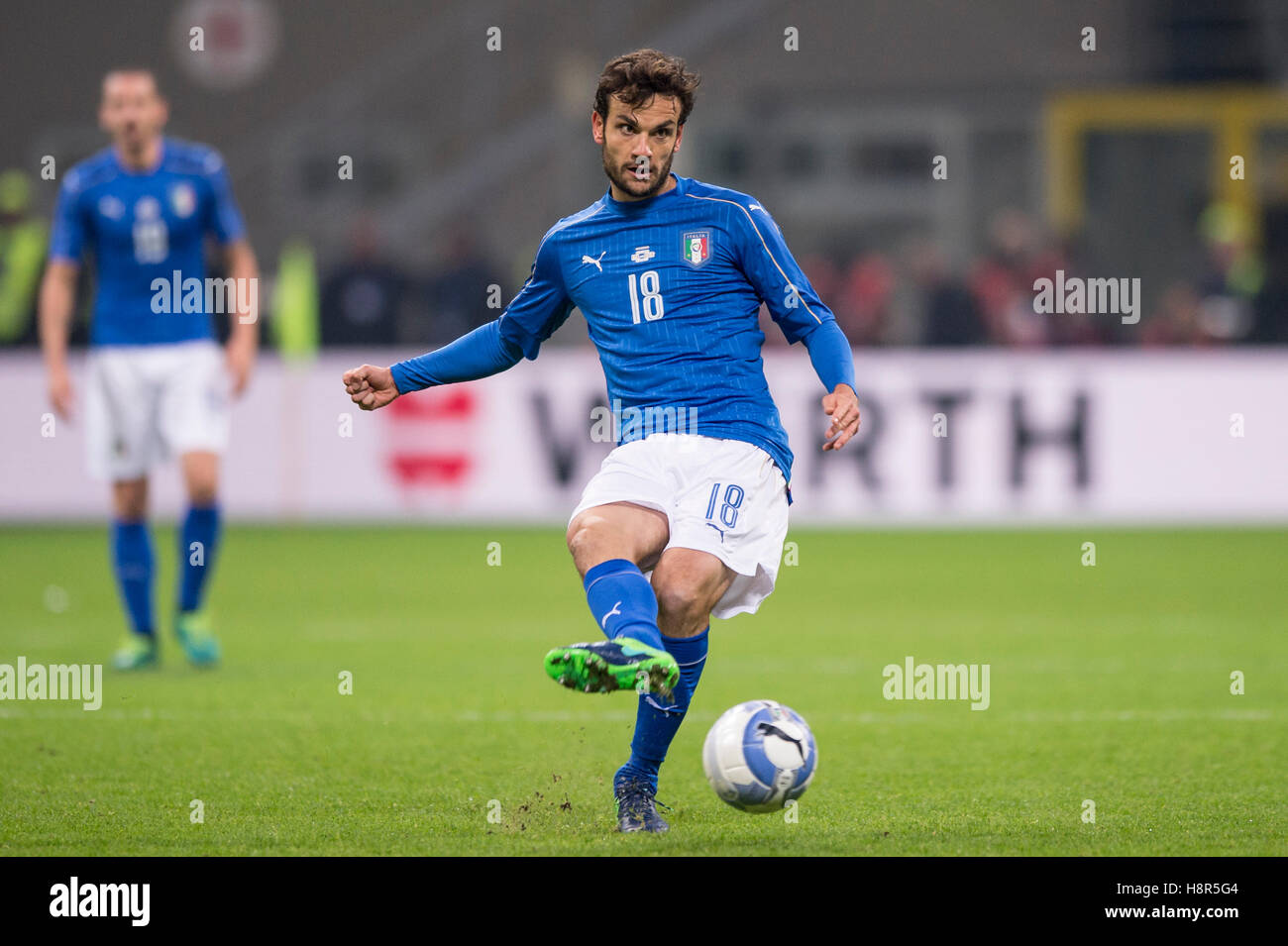 Milan, Italy. 15th Nov, 2016. Marco Parolo of Italy in action during the International Friendly Match between Italy and Germany. Credit:  Nicolò Campo/Alamy Live News Stock Photo