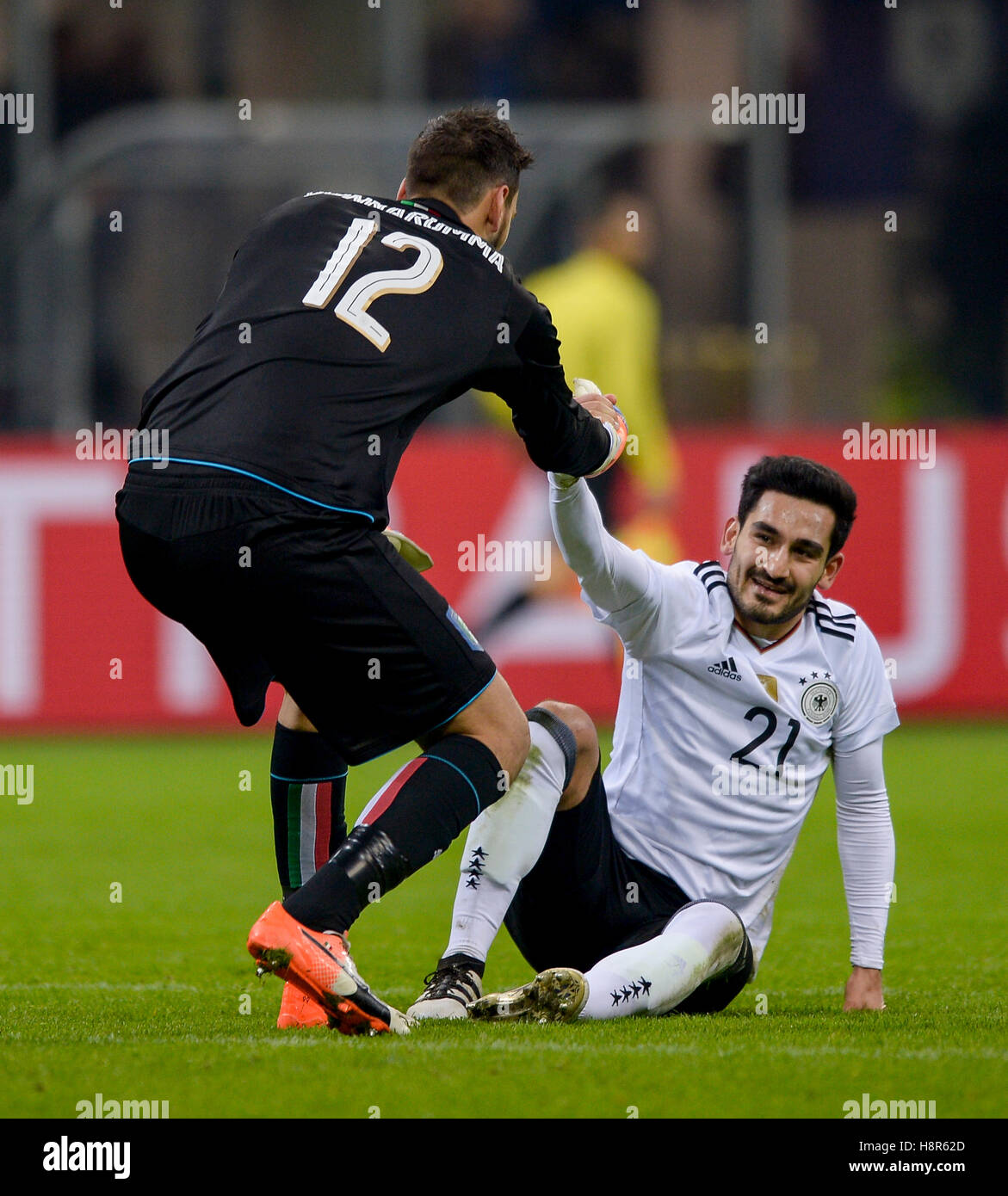 Milan, Italy. 15th Nov, 2016. Gianluigi Donnarumma (left) of Italy and  İlkay Gundogan of Germany during the International Friendly Match between  Italy and Germany. Credit: Nicolò Campo/Alamy Live News Stock Photo -