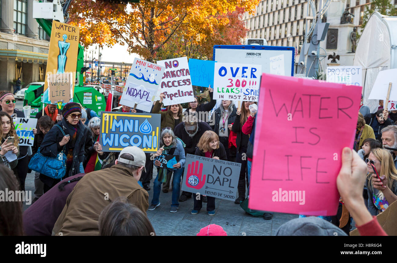 Detroit, United States. 15th Nov, 2016. Detroit, Michigan USA - November 15, 2016 - Protesters picket the Federal Building, calling on the Army Corps of Engineers to revoke permits for the Dakota Access Pipeline. This was one of a series of actions across the U.S. in support of Native Americans trying to stop construction of the pipeline in North Dakota. Credit:  Jim West/Alamy Live News Stock Photo
