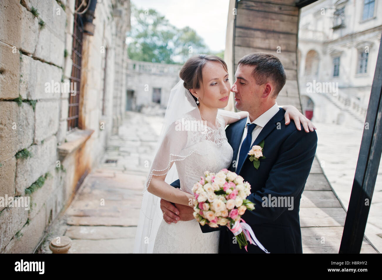 Wedding couple in the yard of old castle Stock Photo - Alamy