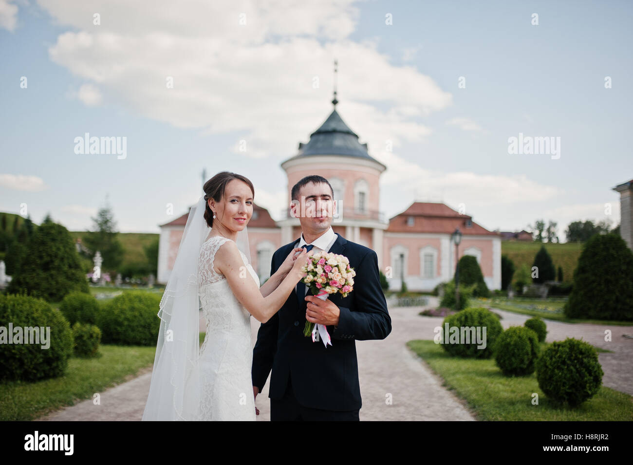 Wedding couple in the yard of castle mansion Stock Photo - Alamy