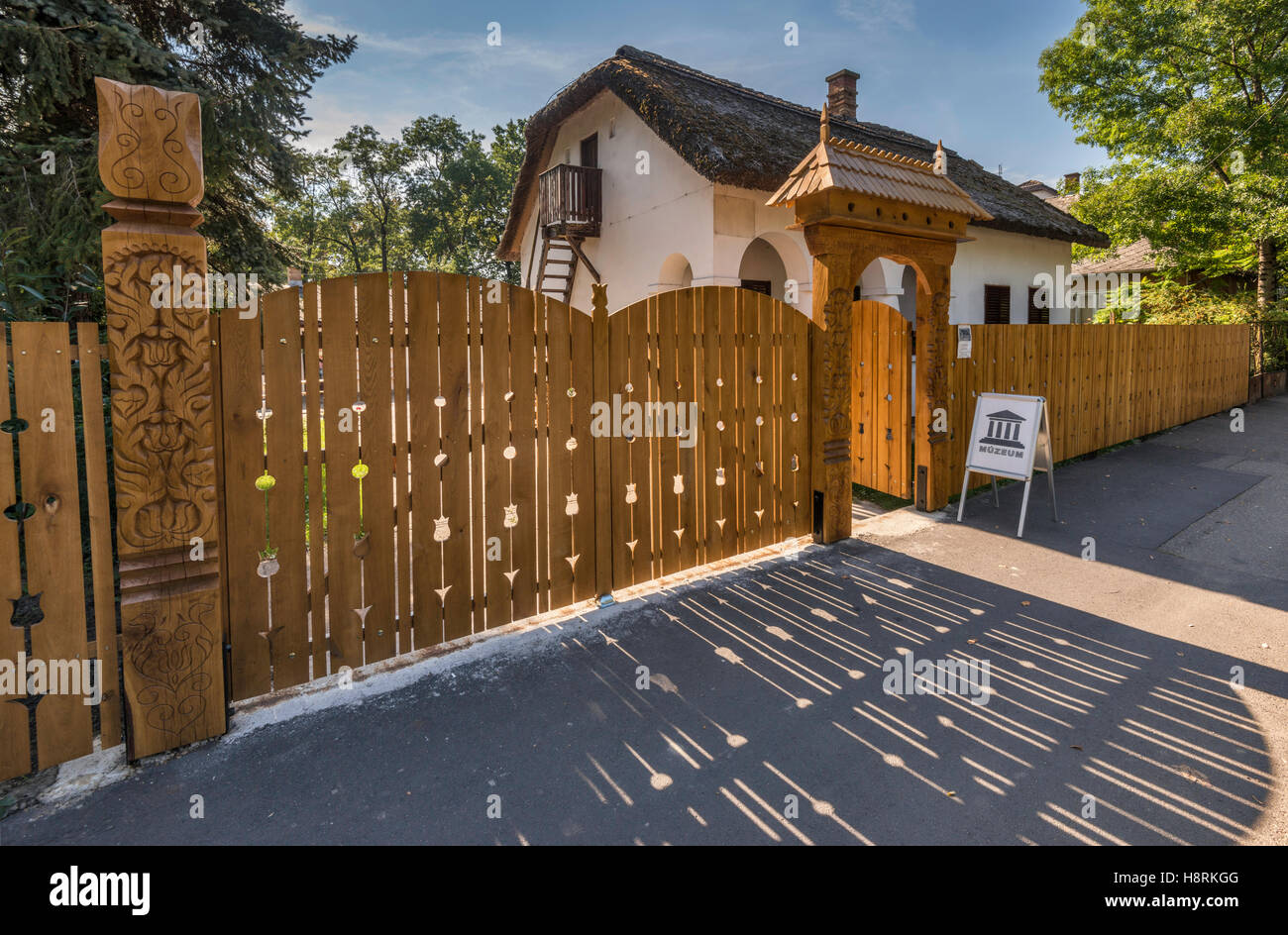 Istvan Fazekas Pottery House, thatched cottage, folk art collection, in Hajduszoboszlo, Hungary Stock Photo