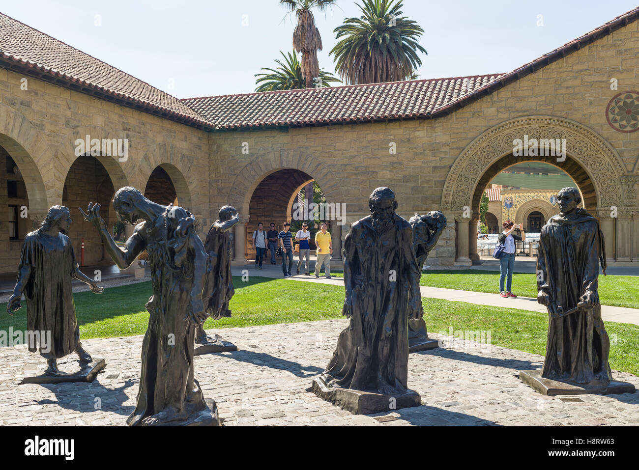 Main quadrangle and Rodin Sculpture Garden in Stanford University ...