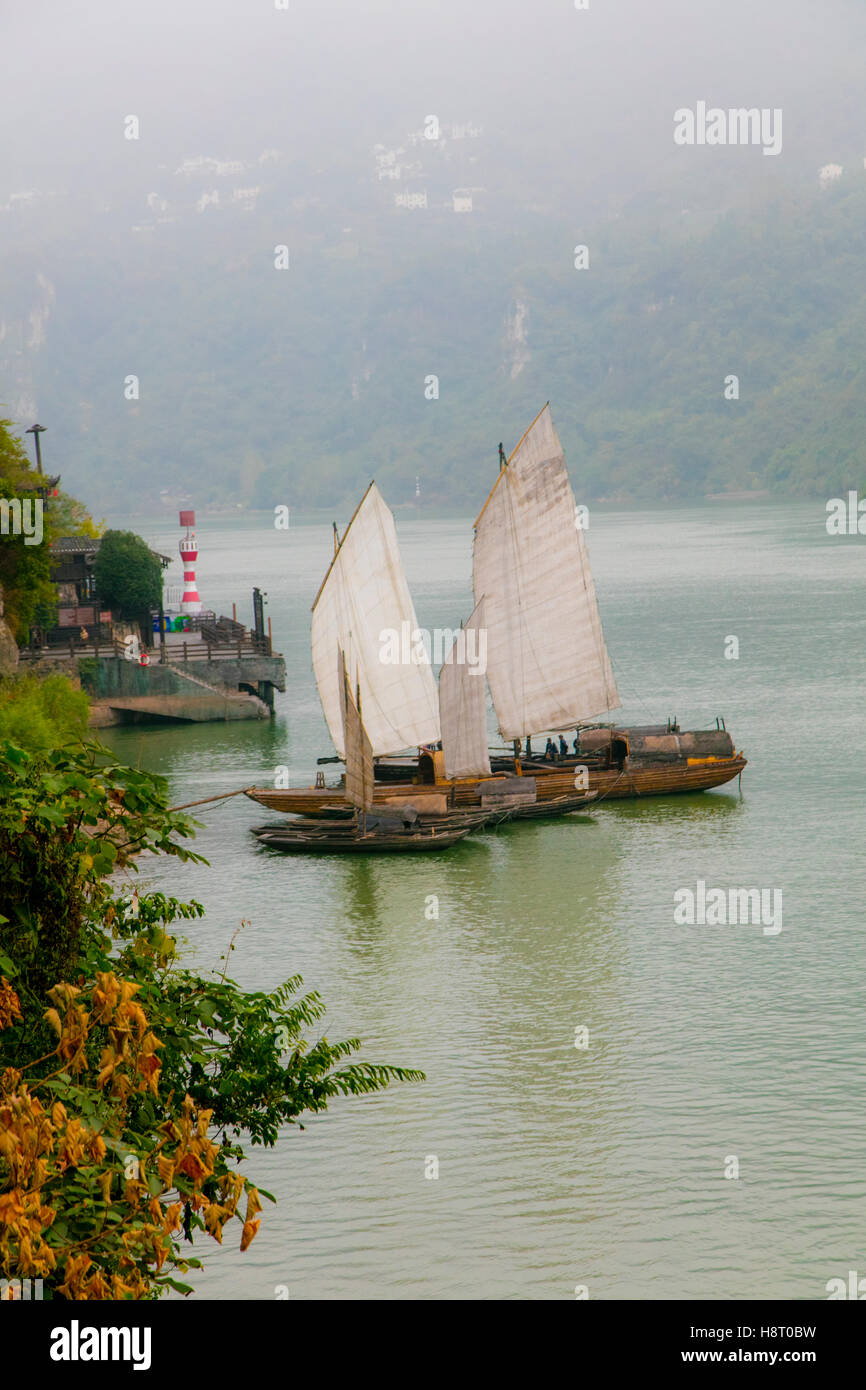 The yangtze river boat boat hires stock photography and images Alamy