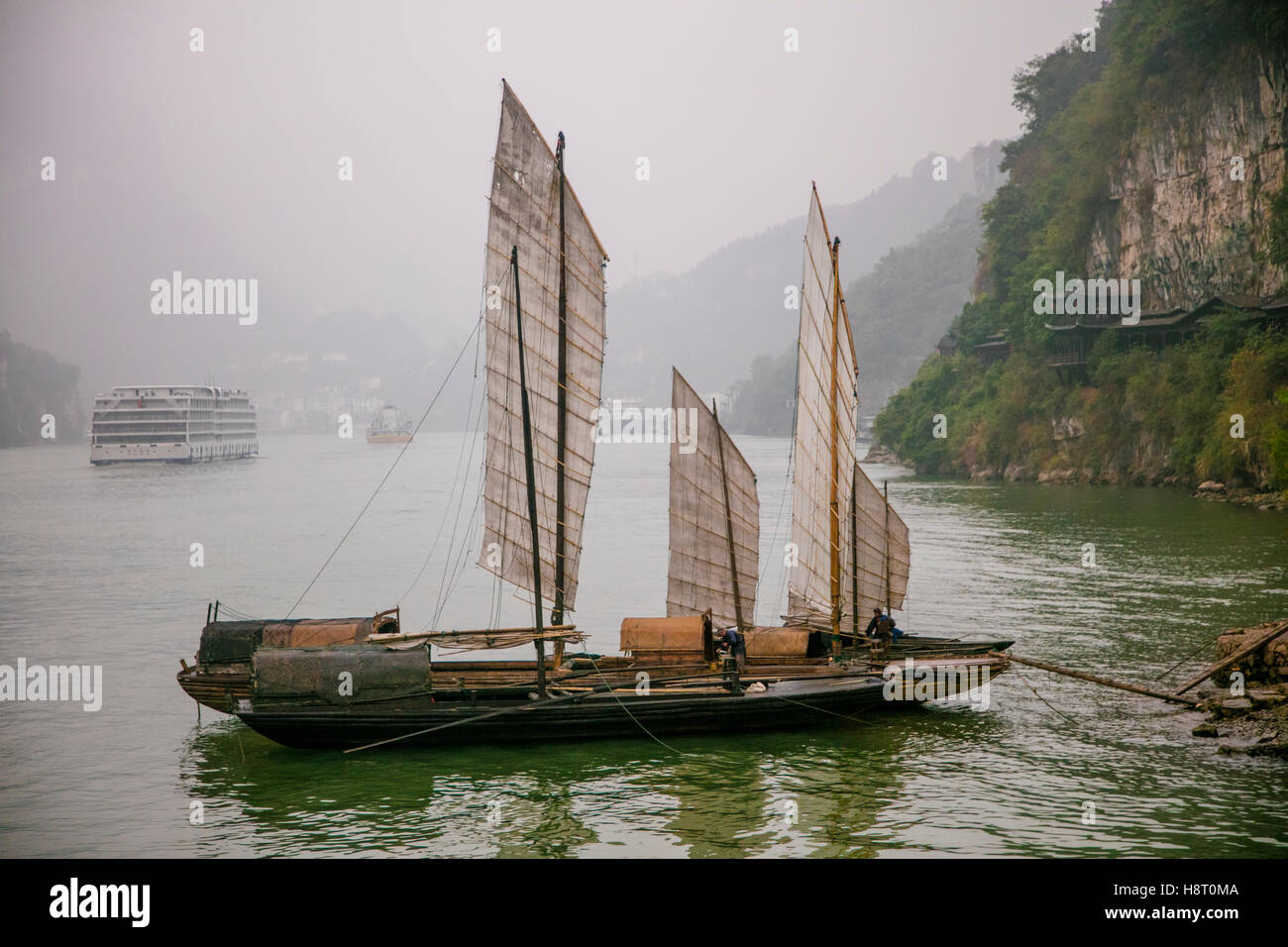 Chinese river boat hires stock photography and images Alamy