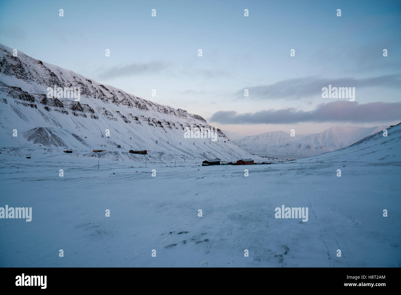 Polar winter in Nybyen-Longyearbyen, Svalbard.Winter im Longyeardalen, Longyearbyen, Spitzbergen. View to Nybyen and Platåberget. Stock Photo