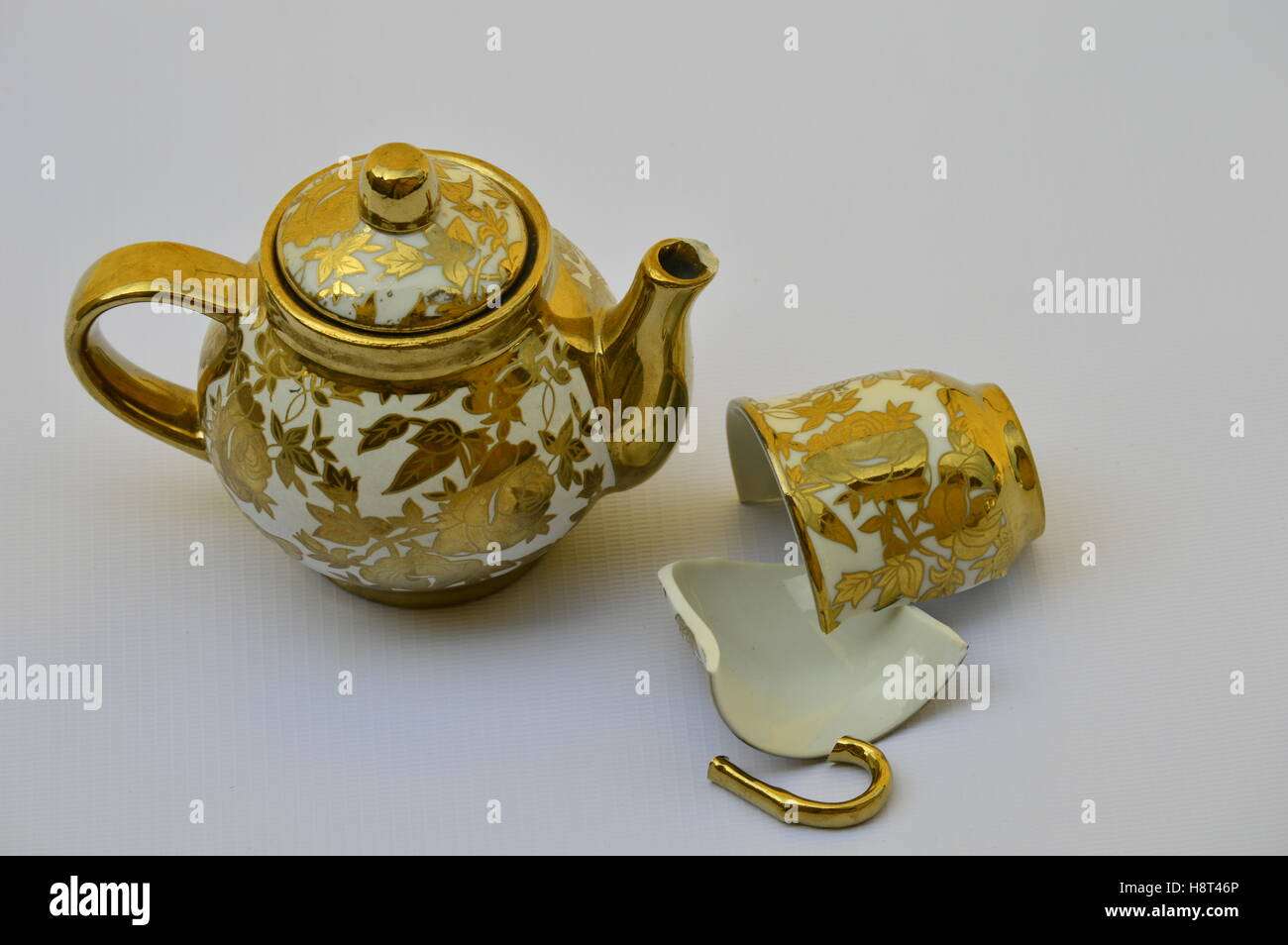 Broken cup tea and teapot Stock Photo - Alamy