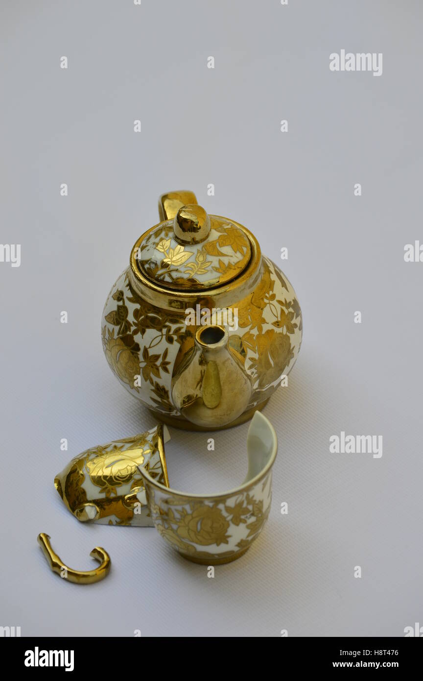 Broken cup tea and teapot Stock Photo Alamy