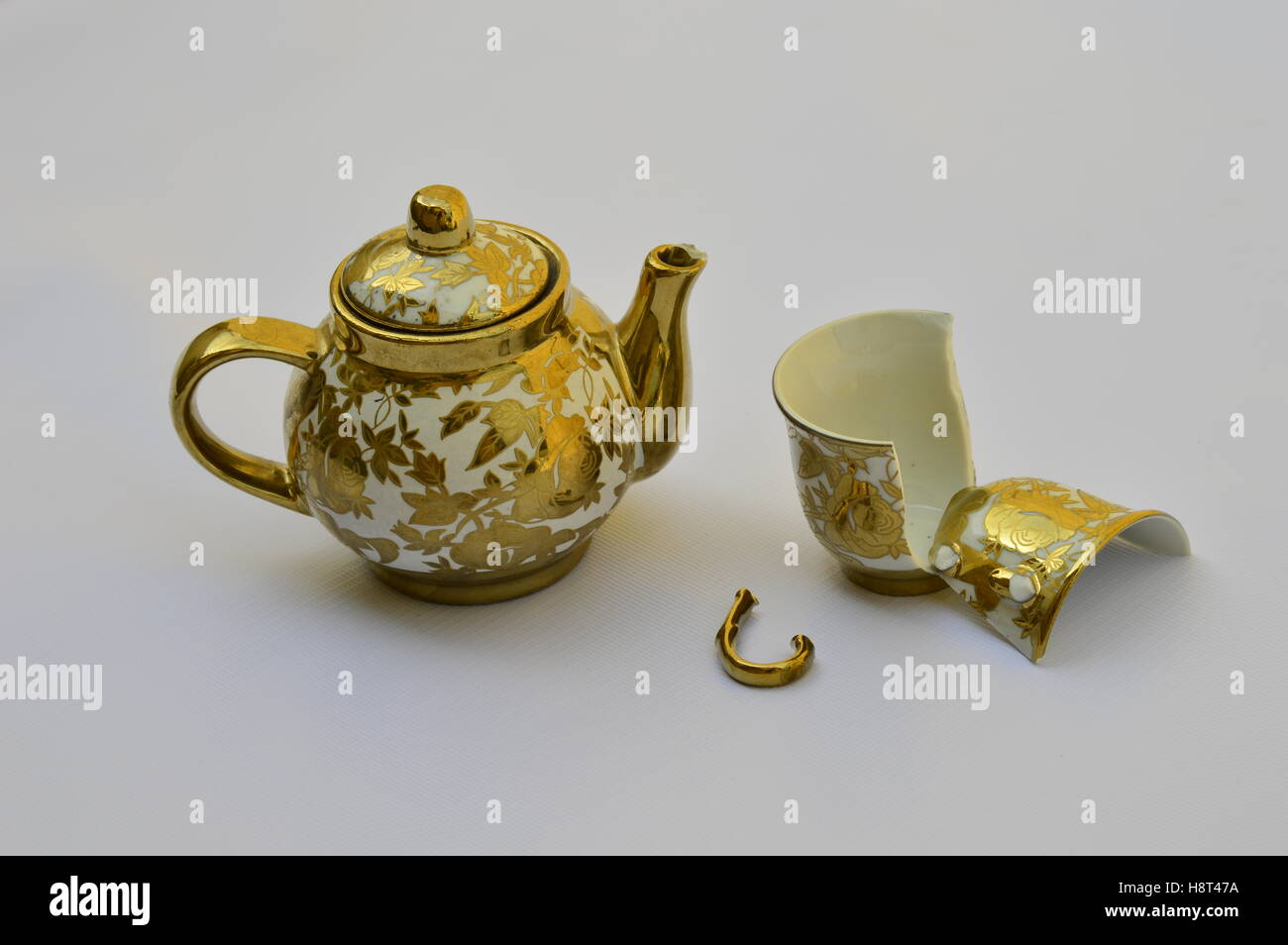 Broken cup tea and teapot Stock Photo Alamy