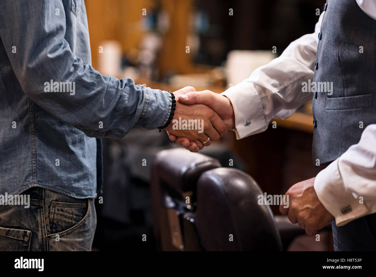 почему здороваются правой рукой. доминирующее рукопожатие. почему здороваются левой. такесика невербальное общение. почему здороваются левой.