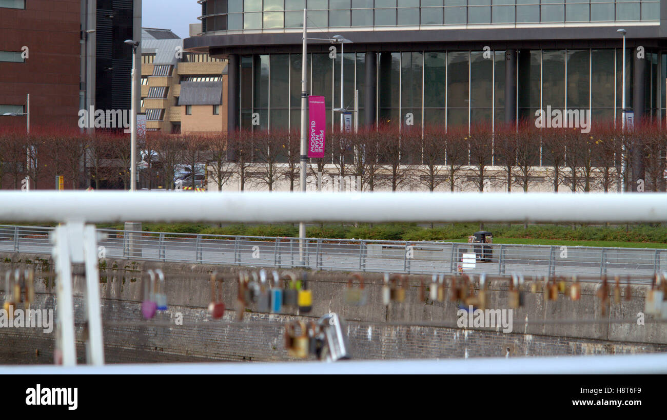 squiggly bridge river Clyde Glasgow padlocks Tradeston Bridge Stock
