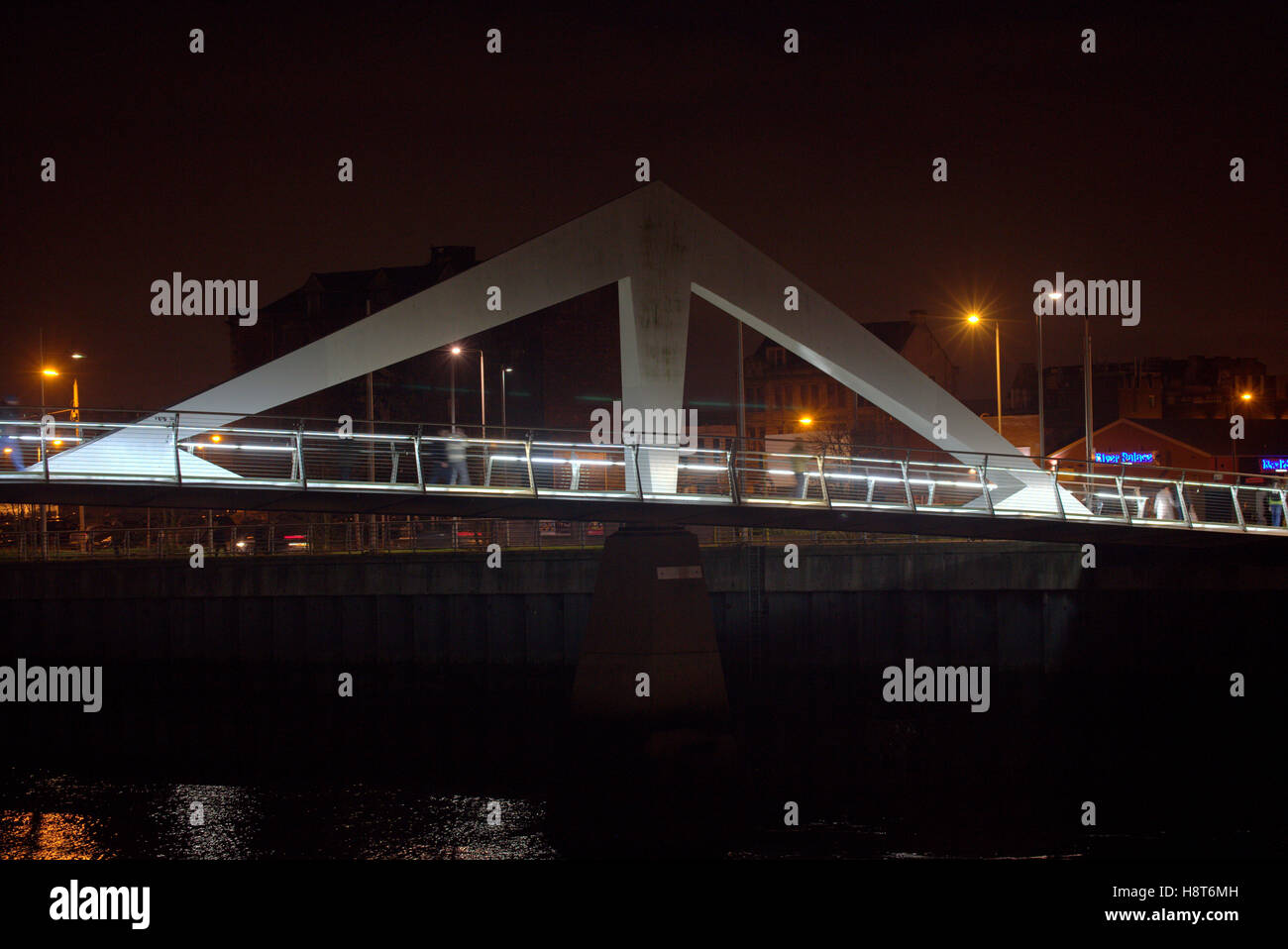 squiggly bridge river Clyde Glasgow Tradeston Bridge Stock Photo