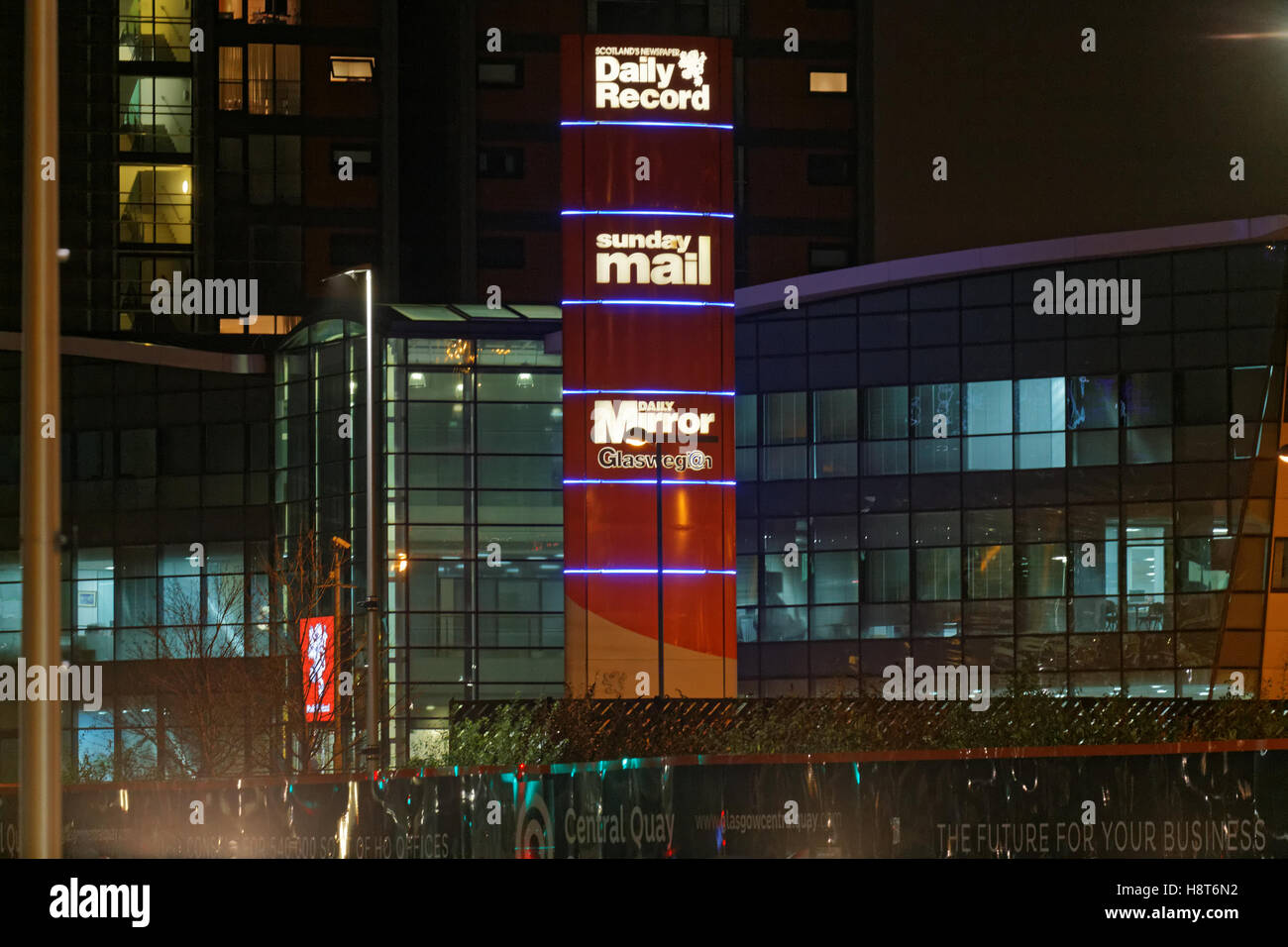 daily record mirror sunday mail building at night Stock Photo