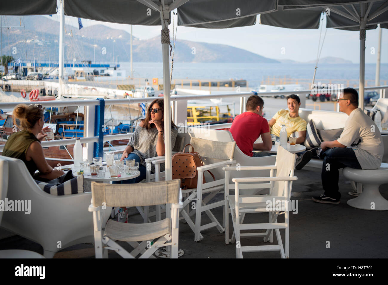 Griechenland, Kreta, Agios Niolaos, Odos Koundourou, Bajamar Cafe Bar an einer Treppenstrasse zum Hafen Stock Photo