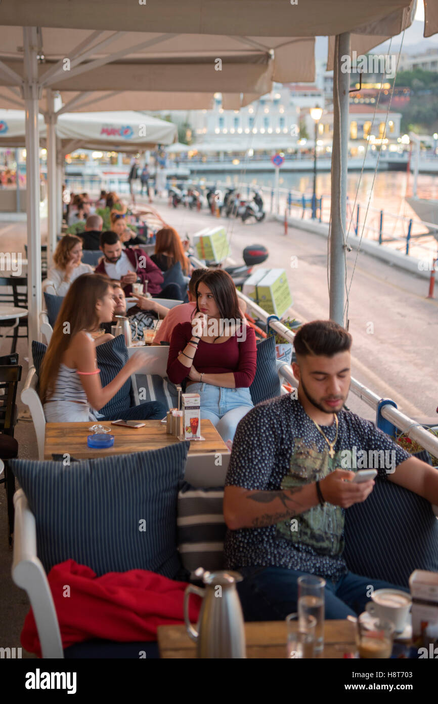 Griechenland, Kreta, Agios Niolaos, Odos Koundourou, Bajamar Cafe Bar an einer Treppenstrasse zum Hafen Stock Photo