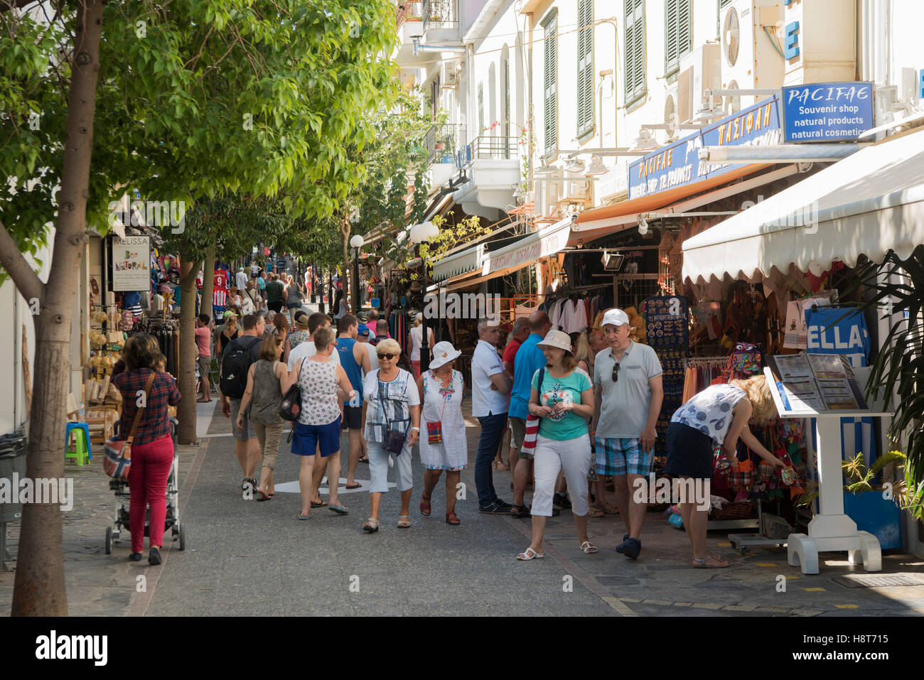 Griechenland, Kreta, Agios Niolaos, 28is Octovriou, Einkaufstrasse und Fussgängerzone Stock Photo