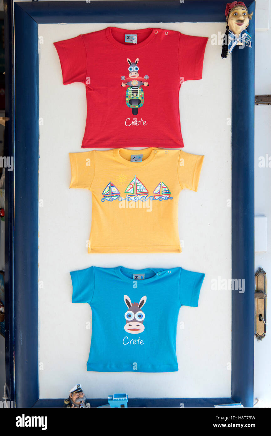 Griechenland, Kreta, Plaka bei Agios Niolaos, Design T-Shirts in einem Geschäft in Plaka Stock Photo