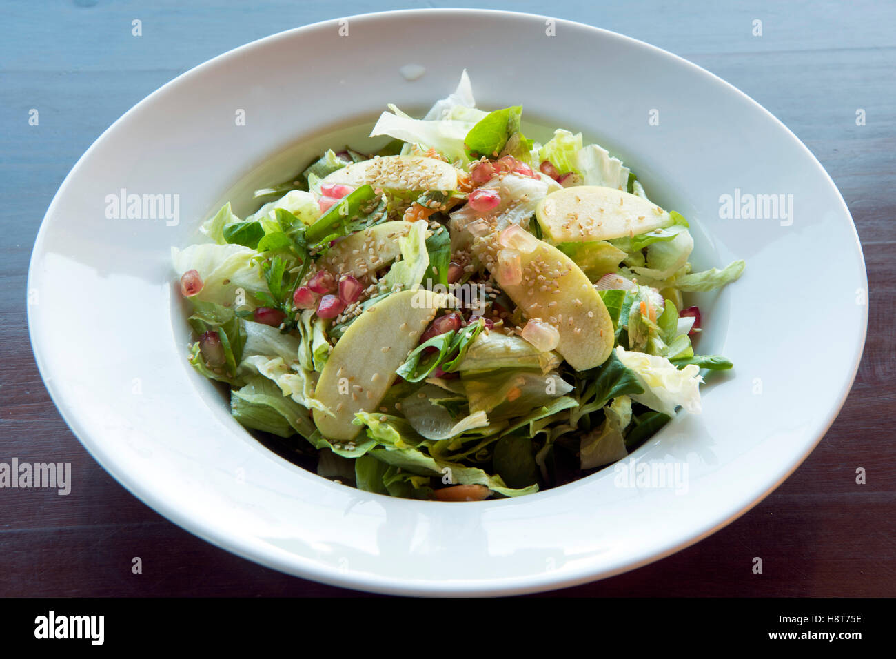 Griechenland, Kreta, griechische Küche, Lassithi-Hochebene, Taverne Vilaeti, Salat mit Granatapfel Stock Photo