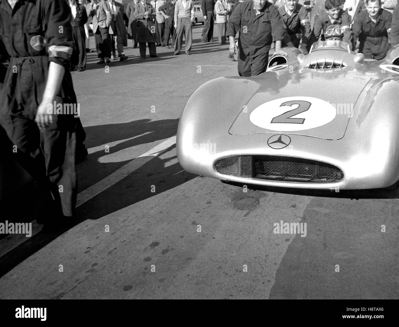 1954 BERLIN GP FANGIO MERCEDES STROMLINIENWAGEN PRE RACE Stock Photo