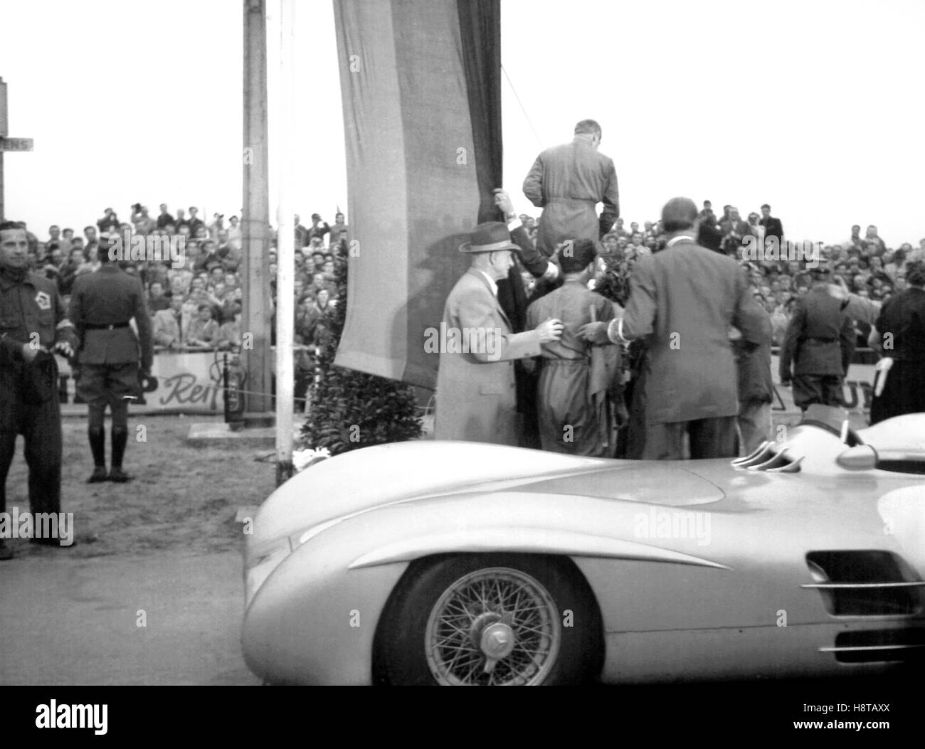 1954 BERLIN GP HERRMANN'S MERCEDES STROMLINIENWAGEN PODIUM Stock Photo