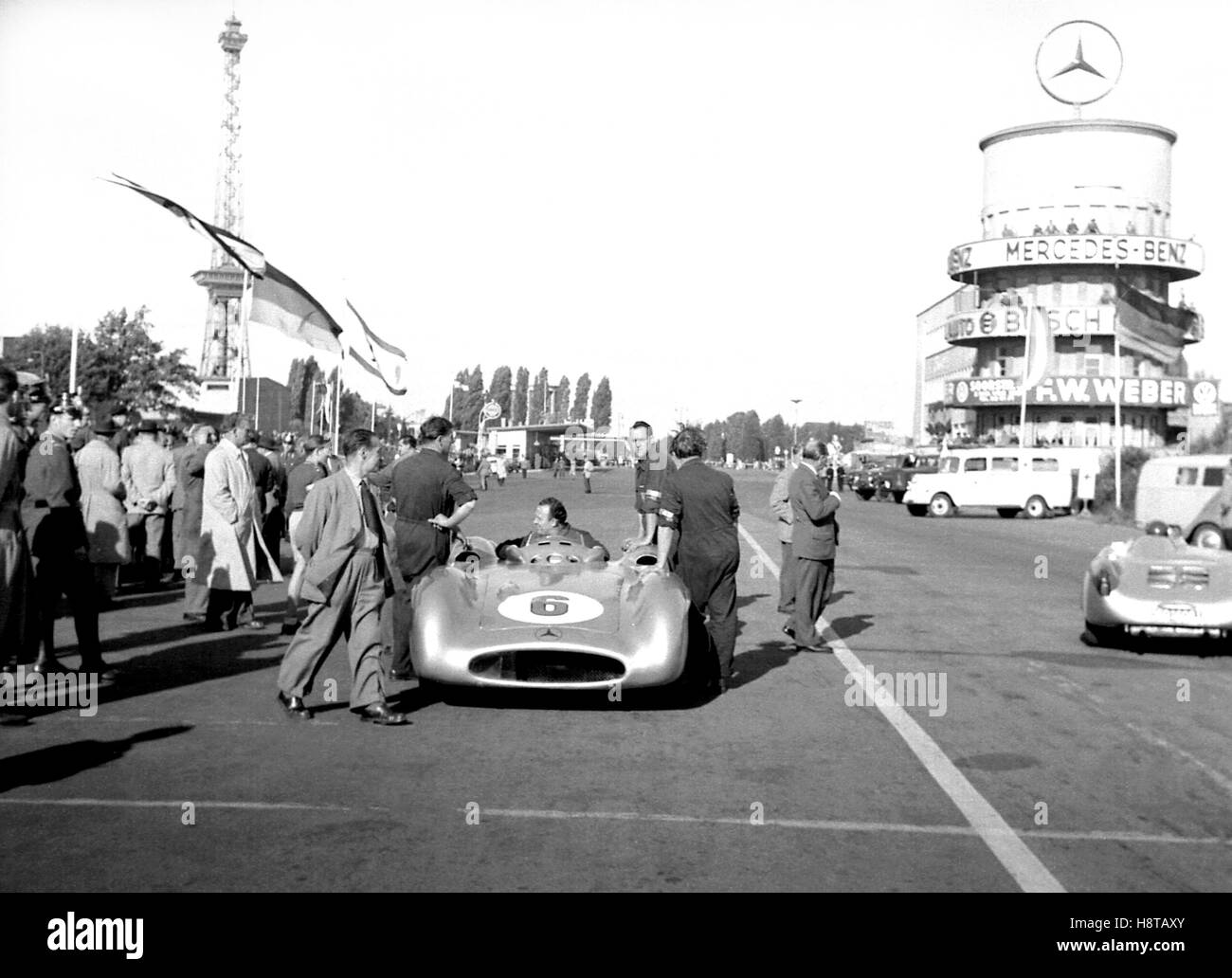 1954 BERLIN GP HERRMANN'S MERCEDES STROMLINIENWAGEN PRE RACE Stock Photo